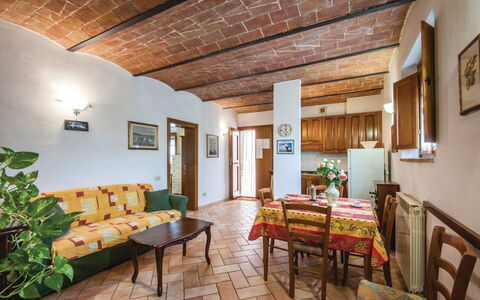 La Fiumara: Mur, Appartement, Sol, Pièce, Plante D'Appartement, Pot De Fleur, Chaise, Tache De Bois, Peindre, Table Cuisine Et Salle A Manger