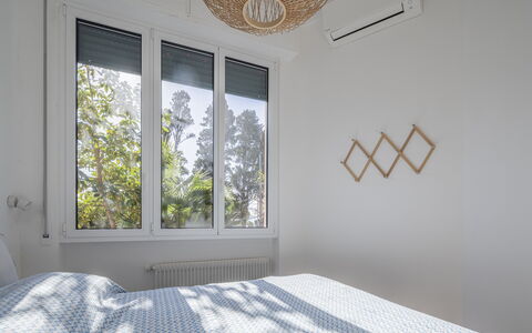 Green Home Seaside, Parking, Wifi, Ac, Genova Nerv: Lit, Literie, Chambre, Design Intérieur, Drap De Lit, Mur, Bois, Plafond, Linge, Domicile