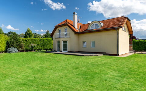 Garden & Terrace Villa: Herbe, Maison, Domicile, Arbuste, Zone Résidentielle, Toit, Lot Terre, Pelouse, Jardin, Chalet