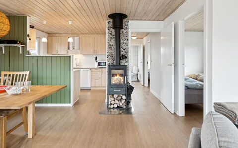 Severine - 650M from the Sea: Maison, Toit, Domicile, Chalet, Biens, Ferme, Villa, Porche, Siding