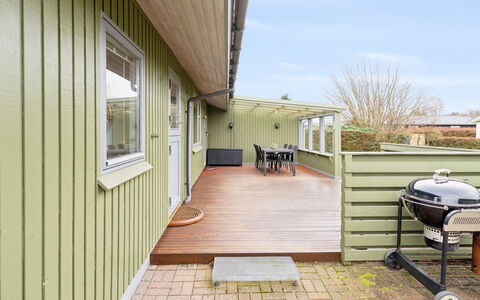 Severine - 650M from the Sea: Toit, Maison, Domicile, Chalet, Porte, Siding, Plate-Forme, Porche, Planche, Dur