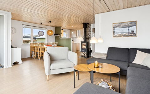 Severine - 650M from the Sea: Toit, Maison, Domicile, Chalet, Porte, Siding, Plate-Forme, Porche, Planche, Dur