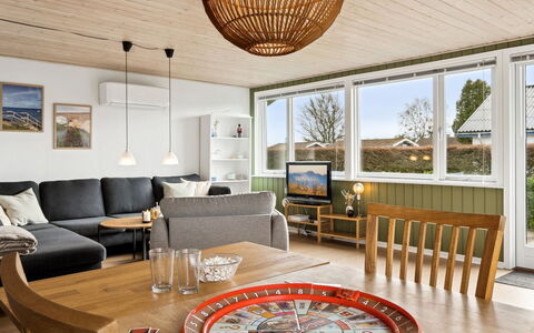 Severine - 650M from the Sea: Toit, Maison, Domicile, Chalet, Porte, Siding, Plate-Forme, Porche, Planche, Dur
