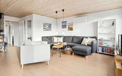 Severine - 650M from the Sea: Toit, Maison, Domicile, Chalet, Porte, Siding, Plate-Forme, Porche, Planche, Dur
