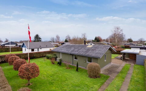 Severine - 650M from the Sea: Toit, Maison, Domicile, Chalet, Porte, Siding, Plate-Forme, Porche, Planche, Dur
