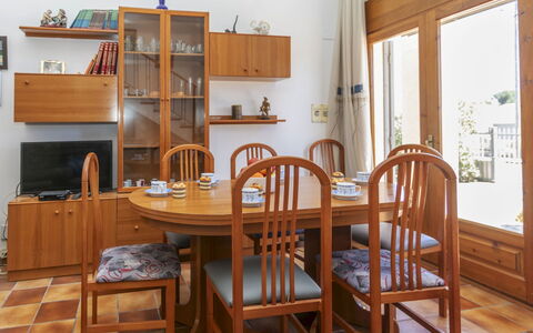 Palmera i: Meubles, Design Intérieur, Bois, Sol, Cabinetry, Table, Salle À Manger, Chaise, Éclairage, Table Cuisine Et Salle A Manger