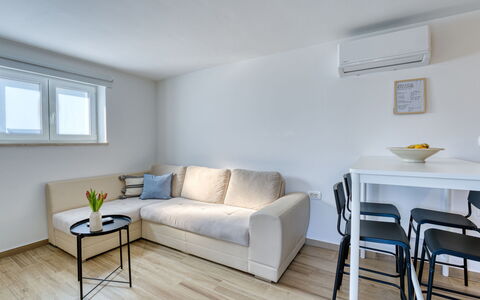 Lovran 127: Meubles, Design Intérieur, Sol, Canapé, Sol, Bois, Plafond, Pièce, Salon, Appartement