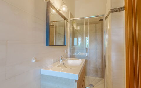 Villa Asami: Sol, Sol, Luminaire Plomberie, Design Intérieur, Lavabo, Salle De Bains, Évier, Robinet, Plomberie, Éclairage