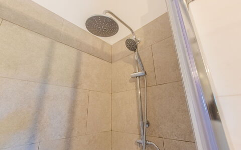 Villa Asami: Mur, Sol, Tete De Douche, Luminaire Plomberie, Sol, Salle De Bains, Douche, Bar De Douche, Composite, Plomberie