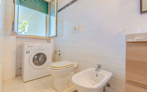 Villa Asami: Salle De Bains, Sol, Design Intérieur, Luminaire Plomberie, Sol, Toilette, Siège De Toilette, Évier, Robinet, Lavabo