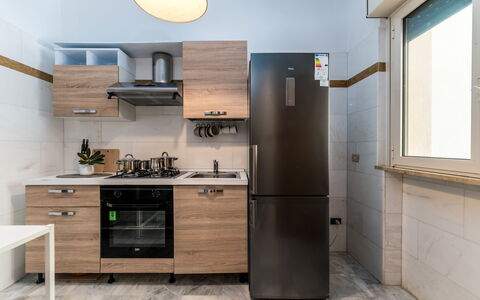 Villa Coralia: Appareil De Cuisine, Cuisine, Principaux Appliance, Cabinetry, Comptoir, Bois, Meubles, Design Intérieur, Électroménager, Sol