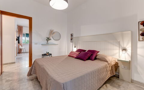 Villa Coralia: Meubles, Design Intérieur, Lit, Sol, Chambre, Bois, Sol, Plafond, Pièce, Drap De Lit