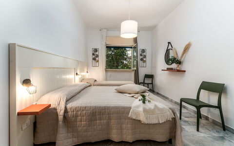 Villa Coralia: Design Intérieur, Meubles, Lit, Chambre, Mur, Sol, Plafond, Bois, Drap De Lit, Literie