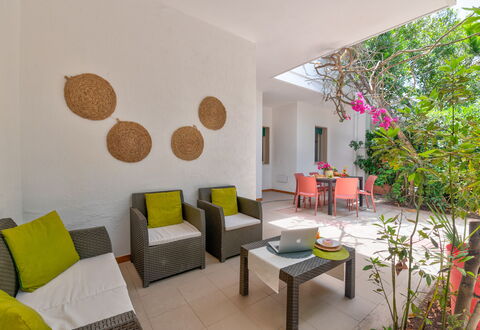 Villa Coralia: Meubles, Sol, Design Intérieur, Sol, Chaise, Plafond, Pièce, Salon, Plante D'Appartement, Table Cuisine Et Salle A Manger