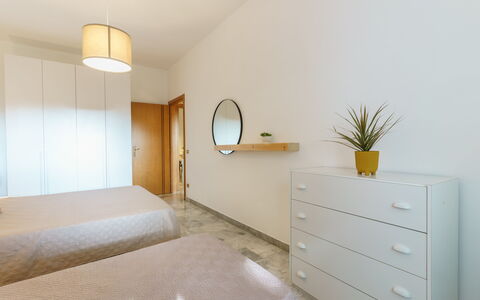 Villa Nami: Sol, Design Intérieur, Mur, Bois, Sol, Meubles, Plafond, Lit, Chambre, Éclairage