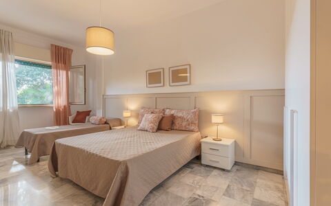 Villa Nami: Meubles, Design Intérieur, Sol, Sol, Lit, Chambre, Plafond, Bois, Pièce, Textile