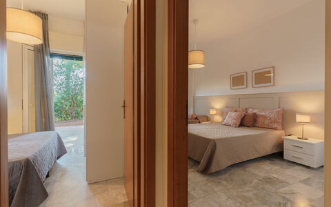 Villa Nami: Design Intérieur, Sol, Sol, Bois, Plafond, Pièce, Meubles, Chambre, Lit, Éclairage