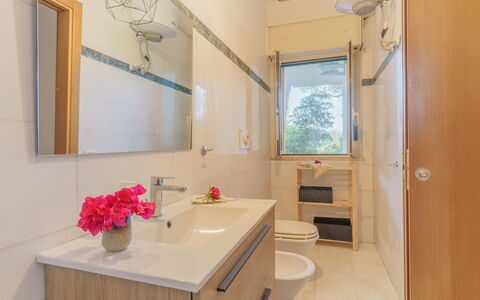 Villa Nami: Salle De Bains, Luminaire Plomberie, Design Intérieur, Sol, Lavabo, Sol, Armoire De Toilette, Miroir, Évier, Robinet