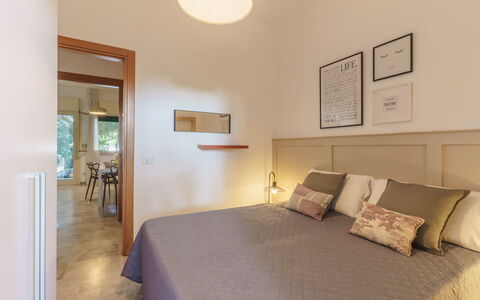 Villa Nami: Design Intérieur, Meubles, Mur, Sol, Plafond, Bois, Lit, Pièce, Sol, Chambre