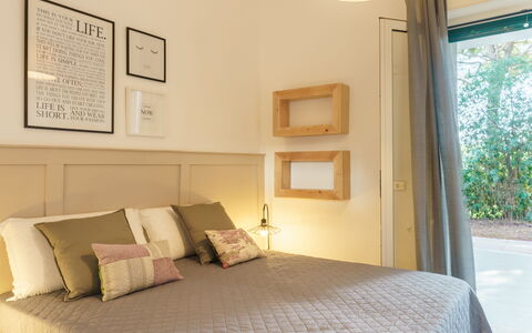 Villa Nami: Lit, Meubles, Design Intérieur, Chambre, Literie, Mur, Drap De Lit, Bois, Pièce, Plafond