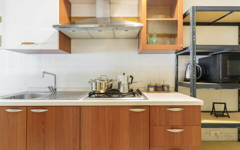 Villa Nami: Appareil De Cuisine, Cuisine, Comptoir, Principaux Appliance, Cabinetry, Cuisinière, Le Fourneau, Gaz Poele, Bois, Evier