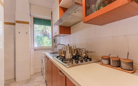 Villa Nami: Cuisine, Appareil De Cuisine, Comptoir, Principaux Appliance, Bois, Sol, Design Intérieur, Evier, Sol, Cabinetry