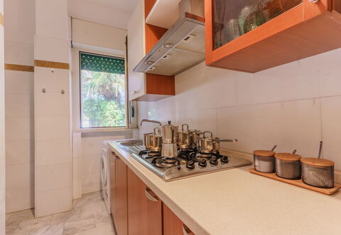 Villa Nami: Cuisine, Appareil De Cuisine, Comptoir, Principaux Appliance, Bois, Sol, Design Intérieur, Evier, Sol, Cabinetry