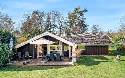 Emili - 300M from the Sea: Bois, Meubles, Appartement, Pièce, Plafond, Tache De Bois, Chaise, Dur, Vernis, Lumber