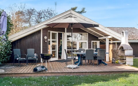 Emili - 300M from the Sea: Bois, Meubles, Appartement, Pièce, Plafond, Tache De Bois, Chaise, Dur, Vernis, Lumber