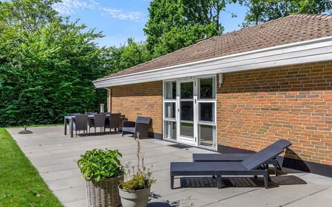 Wilma - 30Km from the Sea: Meubles, Mobilier De Jardin, Domicile, Brique, Chaise, Jardin, Ombre, Biens, Patio, Cour