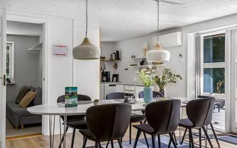 Wilma - 30Km from the Sea: Meubles, Design Intérieur, Sol, Sol, Luminaire, Bois, Chaise, Plafond, Table Cuisine Et Salle A Manger, Salle À Manger