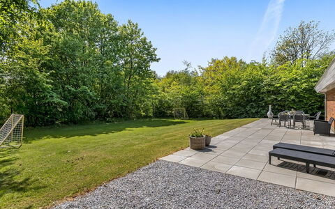 Wilma - 30Km from the Sea: Herbe, Arbre, Arbuste, Jardin, Lot Terre, Couverture De Sol, Aménagement Paysager, Pelouse, Ombre, Passerelle