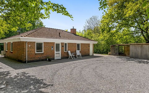 Wilma - 30Km from the Sea: Domicile, Chalet, Porche, Dur, Siding, Plate-Forme, Ombre, Planche, Biens, Batiments Jardin