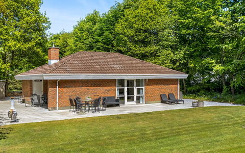 Wilma - 30Km from the Sea: Domicile, Chalet, Porche, Dur, Siding, Plate-Forme, Ombre, Planche, Biens, Batiments Jardin