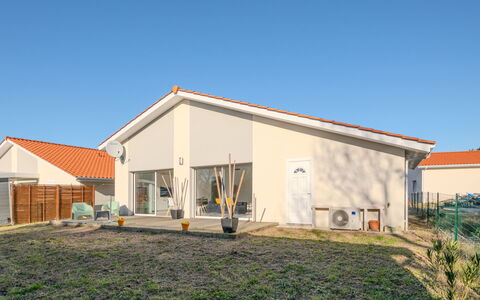 Domaine de Peyroutic: Bâtiment, Maison, Mur, Fenêtre, Toit, Domicile, Zone Résidentielle, Façade, Arbuste