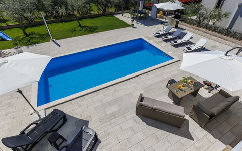 Storija: Piscine, Mobilier De Jardin, Recours, Loisir, Balancelle, Parapluie, Des Loisirs, Chaise, Chaise Longue, Hôtel
