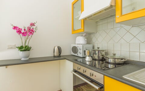Villa San Vito: Cuisine, Comptoir, Appareil De Cuisine, Principaux Appliance, Design Intérieur, Jaune, Bois, Meubles, Sol, Cabinetry