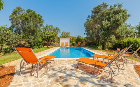 Villa San Vito: Piscine, Mobilier De Jardin, Recours, Chaise, Jardin, Biens, Ombre, Arrière-Cour, Hacienda, Aménagement Paysager