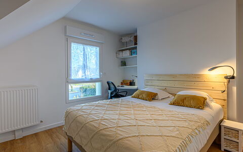 Les Terrasses de Saint-Colomban: Lit, Meubles, Design Intérieur, Literie, Chambre, Drap De Lit, Mur, Bois, Plafond, Pièce