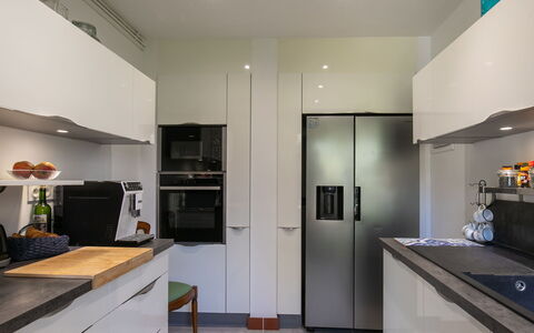 Maison Duquesne: Appareil De Cuisine, Cuisine, Comptoir, Meubles, Design Intérieur, Cabinetry, Principaux Appliance, Sol, Électroménager, Bois