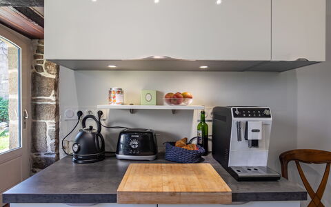 Maison Duquesne: Appareil De Cuisine, Cuisine, Comptoir, Design Intérieur, Électroménager, Principaux Appliance, Cabinetry, Meubles, Petit Appareil, Vaisselle