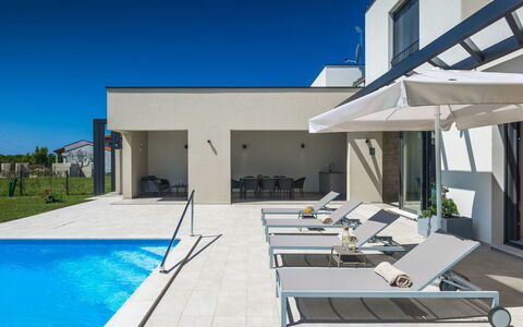 Bella & Chiara: Piscine, Composite, Mobilier De Jardin, Biens, Béton, Recours, Ombre, Chaise, Villa, Conception