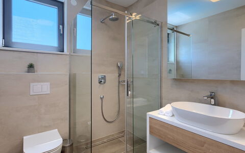 Bella & Chiara: Salle De Bains, Luminaire Plomberie, Sol, Design Intérieur, Sol, Lavabo, Évier, Robinet, Miroir, Toilette