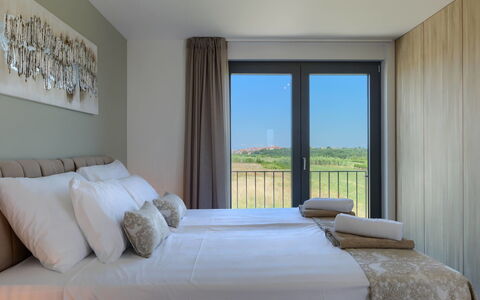 Chiara: Lit, Chambre, Design Intérieur, Meubles, Literie, Drap De Lit, Linge, Domicile, Cadre De Lit, Sol