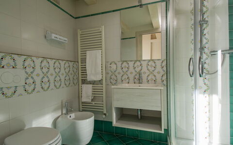Casa Mei: Sol, Design Intérieur, Sol, Luminaire Plomberie, Salle De Bains, Tuile, Plomberie, Évier, Robinet, Pièce