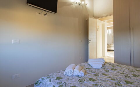 Casa Mei: Chambre, Lit, Sol, Design Intérieur, Sol, Drap De Lit, Literie, Plafond, Pièce, Cadre De Lit