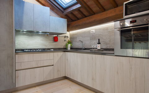 Casa Mei: Cuisine, Bois, Appareil De Cuisine, Principaux Appliance, Comptoir, Sol, Design Intérieur, Électroménager, Plafond, Cabinetry