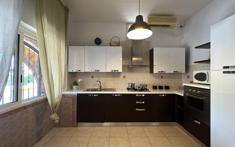 Villa Azzurra: Cuisine, Appareil De Cuisine, Comptoir, Design Intérieur, Sol, Principaux Appliance, Meubles, Bois, Cabinetry, Luminaire