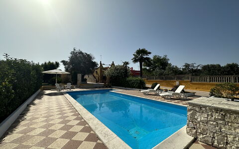 Villa Azzurra: Piscine, Bleu, L'Eau, Recours, Composite, Caractéristique De L'Eau, Dalle, Ombre, Eco Hôtel, Tuile