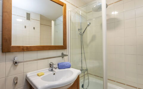 Poble Amarres Ii: Lavabo, Salle De Bains, Sol, Luminaire Plomberie, Design Intérieur, Sol, Évier, Bois, Miroir, Robinet